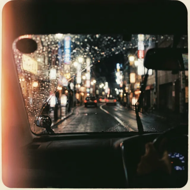 日本市區夜間駕駛的街景